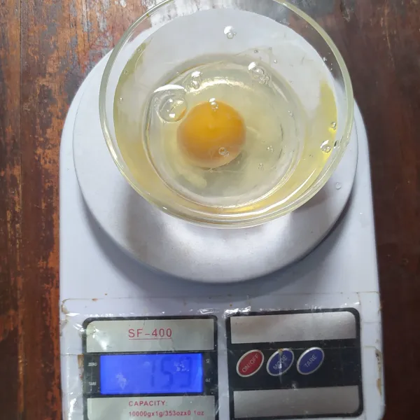 Timbang telur dan air sebanyak 160 gr