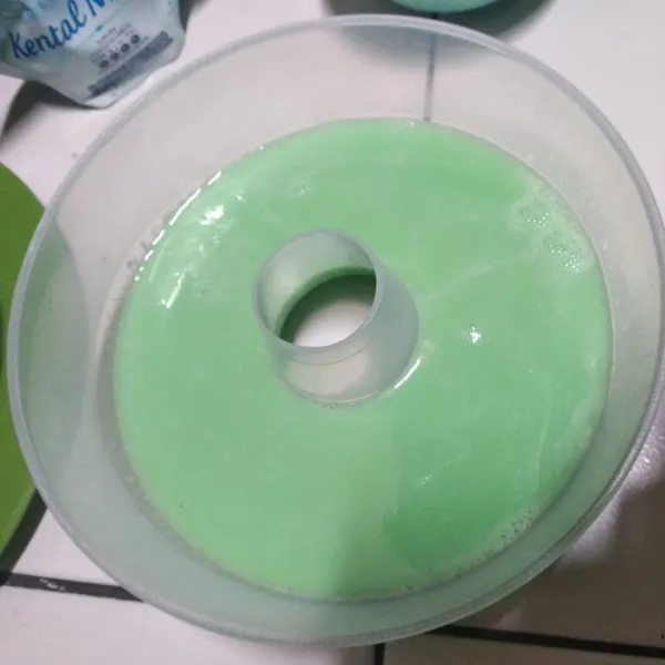 Masukkan ke dalam cetakan puding.