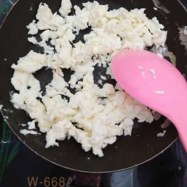 Tumis bombay dengan minyak kemudian masukkan putih telur. Orak-arik hingga rata