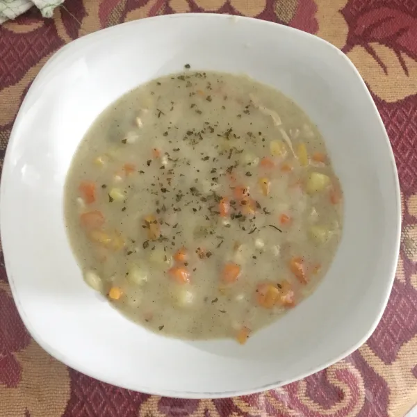 Sajikan dengan taburan oregano dan parsley kering jika ada.