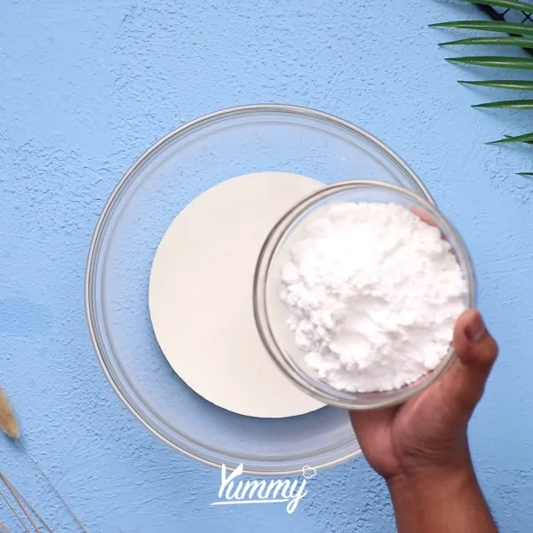 Tambahkan gula halus dan bubuk santan ke dalamnya.