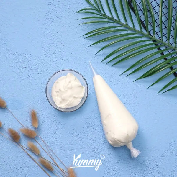 Siapkan piping bag, lalu tuangkan diplomat cream ke dalamnya dan gunakan sesuai selera.