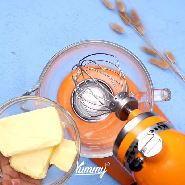 Campurkan mentega, gula dan perisa pandan dalam wadah mixer lalu mixer dengan kecepatan sedang hingga berwarna pucat dan mengembang.