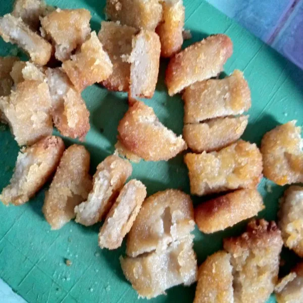 Lalu potong-potong, sisihkan.