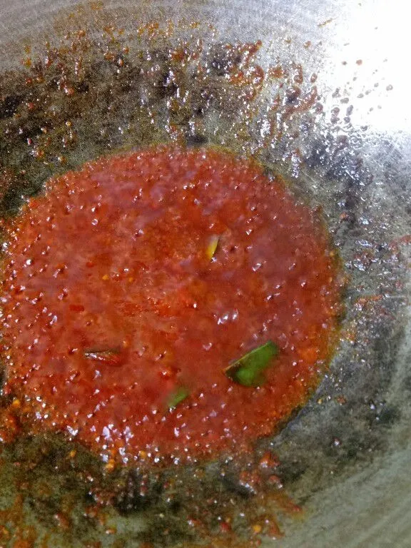 Panaskan minyak goreng secukupnya, lalu tumis bumbu halus hingga beraroma, tambahkan juga daun jeruk.