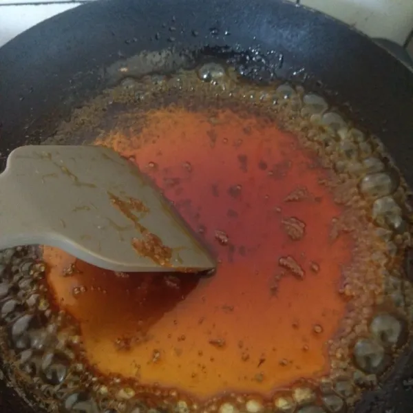 Tuangi air, masak sampai gula menjadi karamel dan kental.