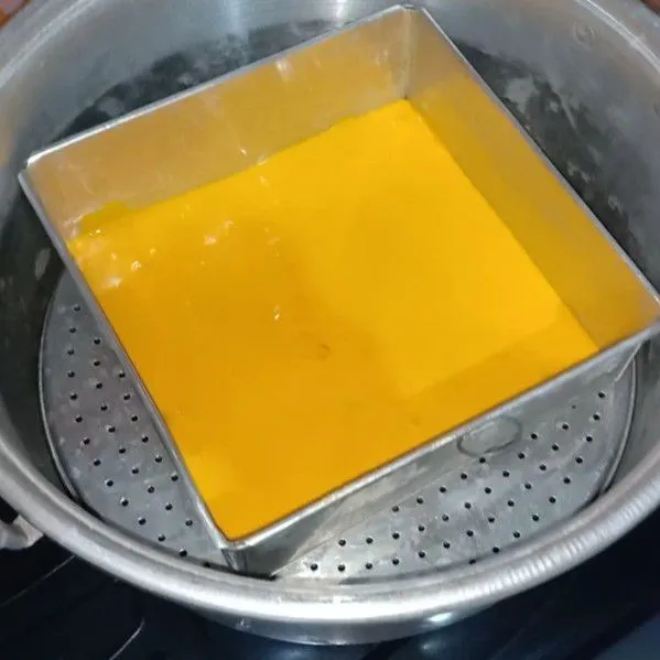 Tuang adonan yang pertama diatas loyang yang sudah disemir dengan margarin. Kukus adonan selama 5 menit dengan api sedang (kukusan dipanaskan terlebih dahulu, bungkus tutup panci dengan serbet agar air tidak menetes ke permukaan kue).