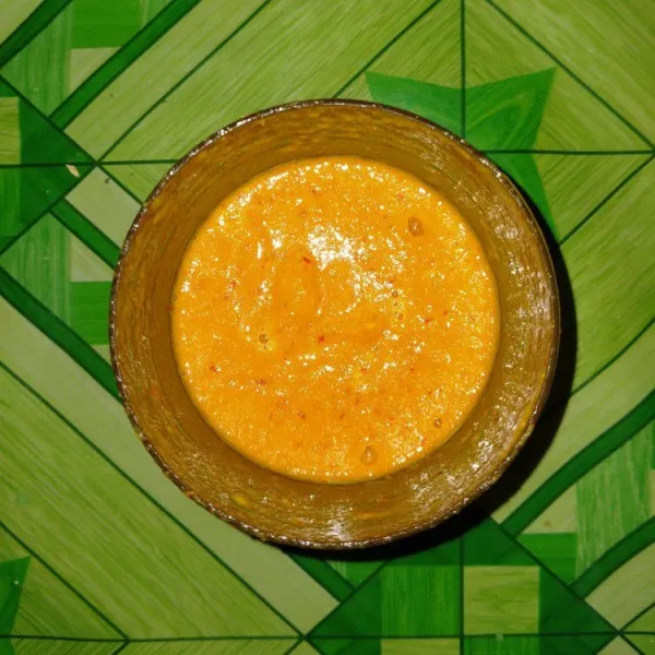 Haluskan bumbu.