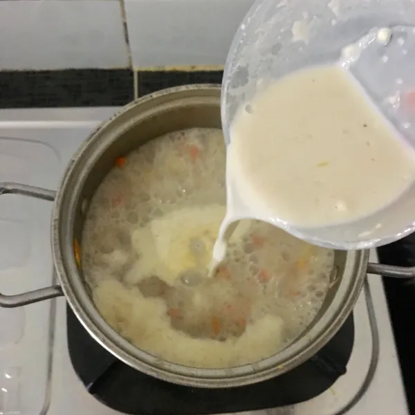 Masukan larutan terigu untuk mengentalkan soup, masak hingga mengental dan sayuran matang.