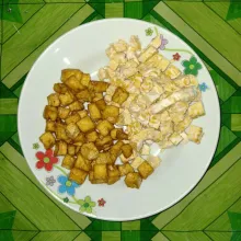 Iris kotak kecil-kecil tempe dan tahu, lalu goreng tahunya hingga matang.