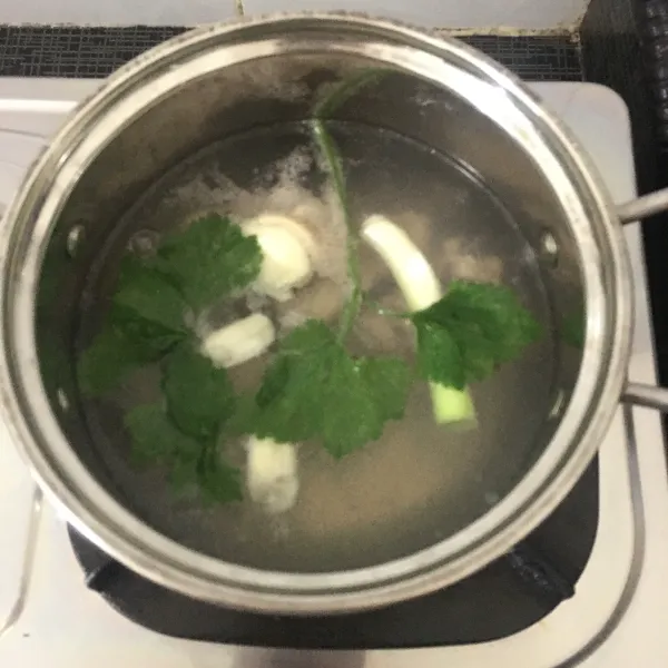 Didihkan satu liter air, masukan dada ayam, bawang putih geprek, sebagian bawang bombay yang dipotong kasar, daun bawang, dan seledri. Masak kaldu hingga ayam matang, lalu keluarkan semua isian kecuali ayam.