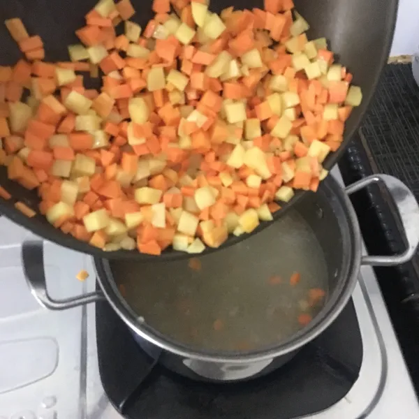 Masukan tumisan ke dalam air kaldu, biarkan hingga mendidih.