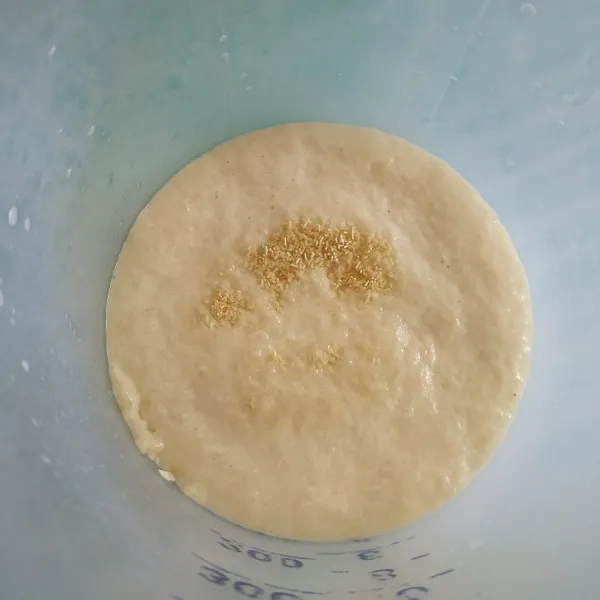 Campur semua bahan biang, diamkan selama 10 menit.