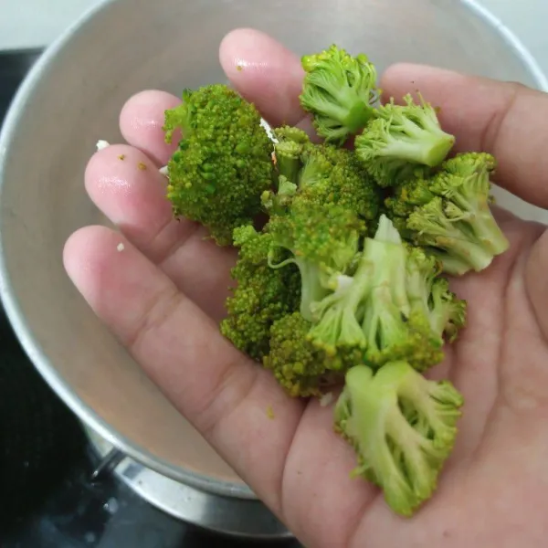 Selang 1 menit masukkan brokoli.