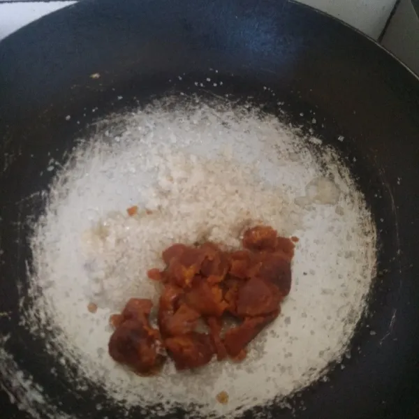 Campur gula pasir dan gula jawa, masak dengan api kecil sampai gula larut.
