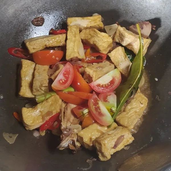Lalu masak kembali hingga air sedikit menyusut. Menjelang di angkat masukkan irisan tomat, aduk rata. Matikan api dan siap disajikan.