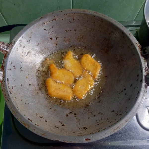 Goreng nugget terlebih dulu sampai keemasan.