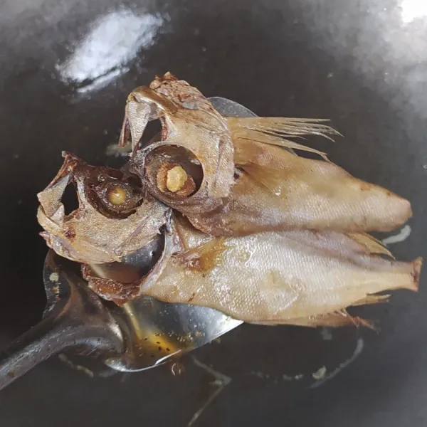 Goreng ikan asin hingga matang.