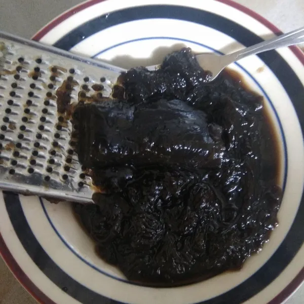 Parut cincau hitam, sisihkan.