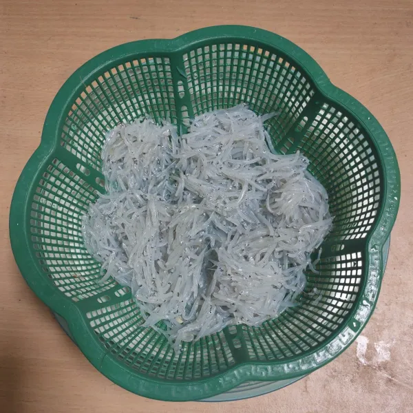 Cuci bersih teri nasi, tiriskan dan sisihkan.