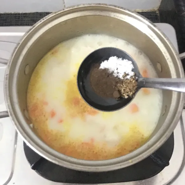 Tambahkan bumbu-bumbu, termasuk oregano, koreksi rasa.