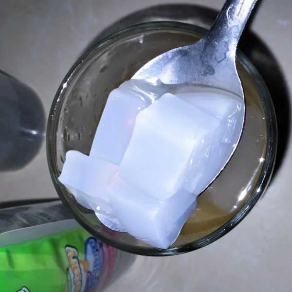 Masukan natadecoco ke gelas