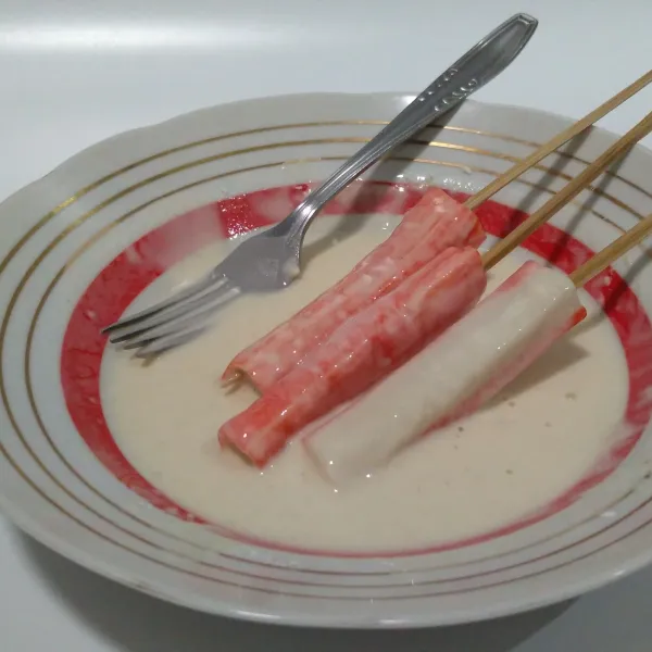 Lumurkan crabstick ke dalam tepung.