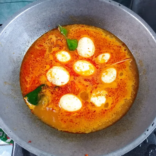 Setelah mendidih masukkan telur, aduk, masak sampai tanak.
