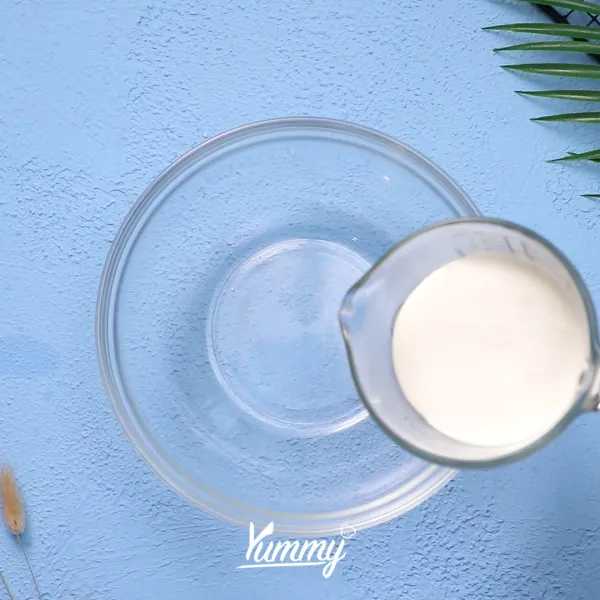 Siapkan wadah, lalu tuangkan whipping cream ke dalamnya.