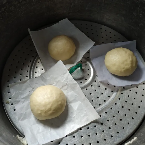 Kukus adonan selama 8 menit dengan api sedang cenderung kecil.