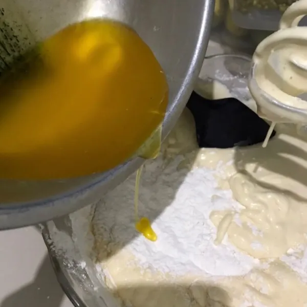 Kemudian masukan margarin cair dan minyak.