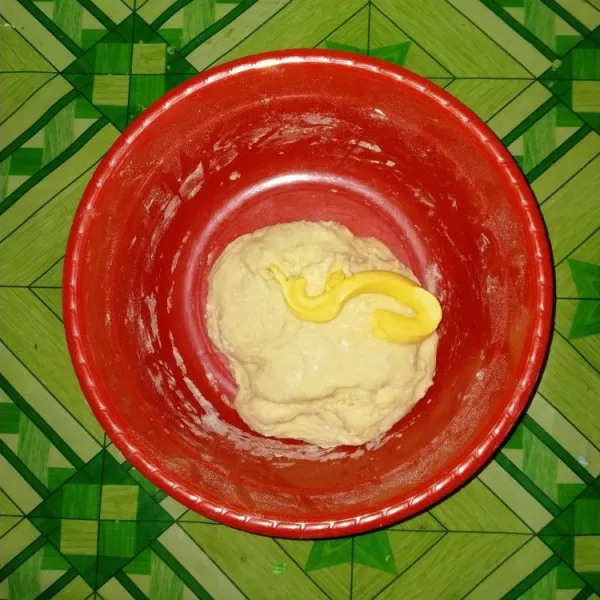 Setelah itu masukan mentega uleni hingga kalis