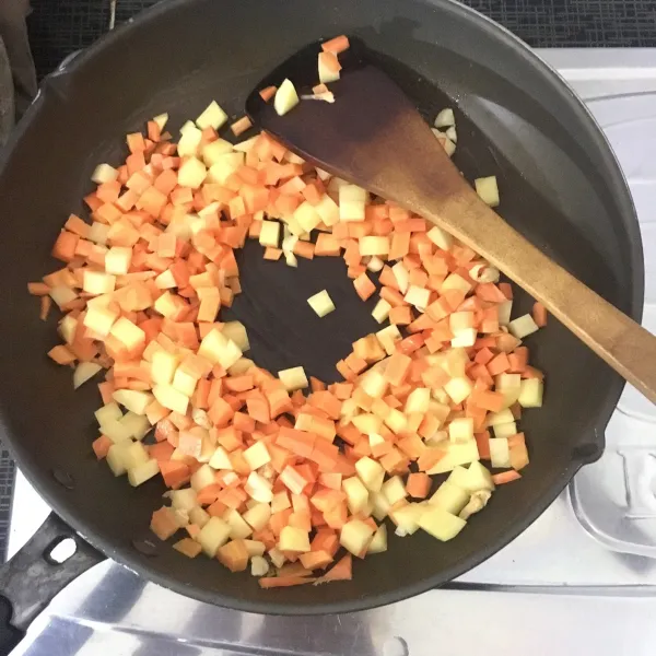 Tumis bawang bombay, kemudian tumis sebentar kentang dan wortel.