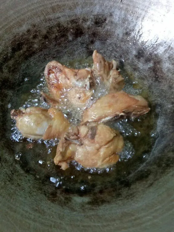 Panaskan minyak, lalu goreng ayam hingga golden brown, angkat sisihkan.