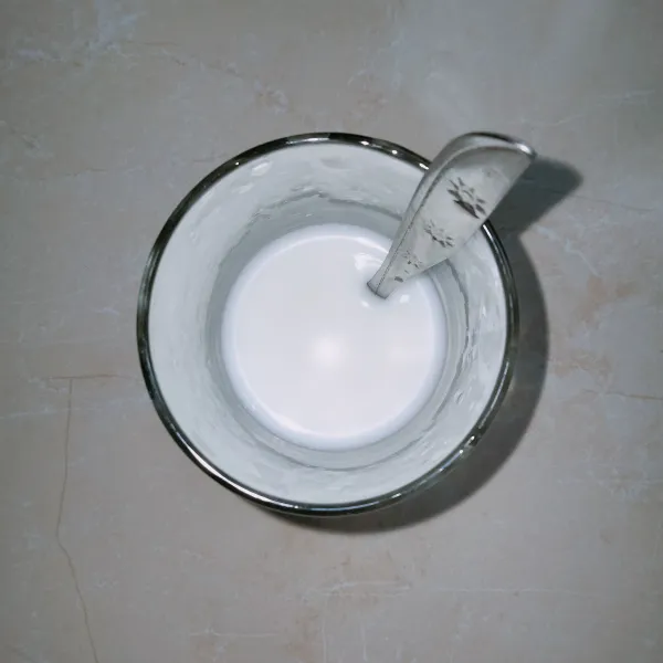 Tuang susu ke dalam gelas