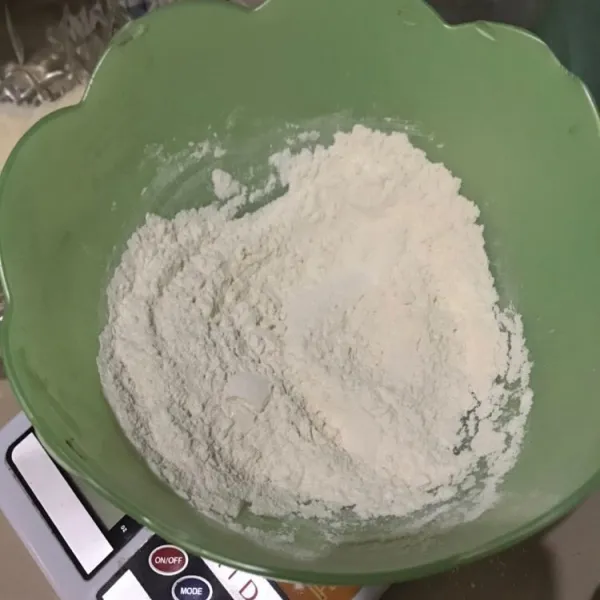 Ayak tepung terigu maizena dan baking powder, sisihkan.
