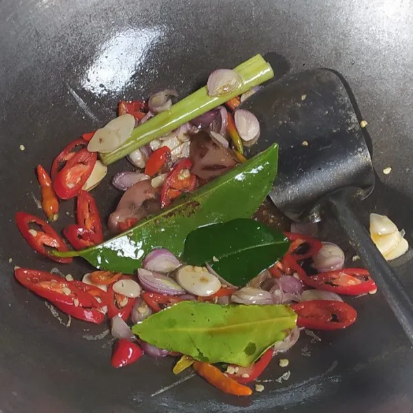 Tumis bumbu iris dan bumbu aromatik dengan secukupnya minyak goreng hingga harum.