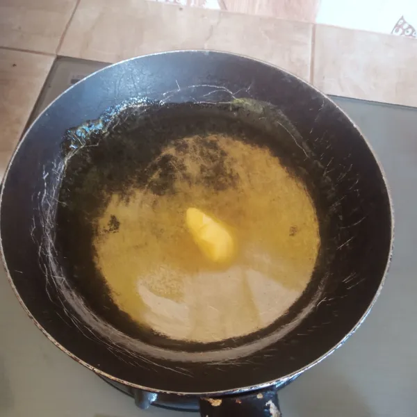 Lelehkan margarin, tunggu sampai teflon panas