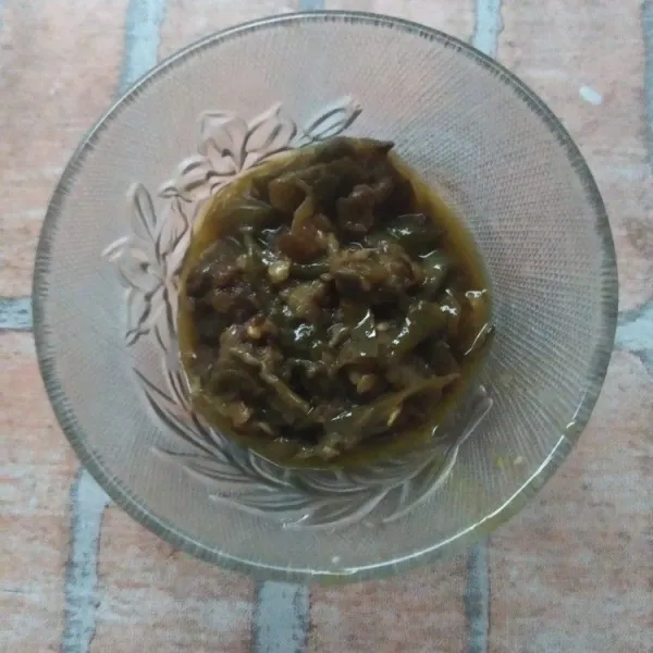 Buat dahulu sambal ijonya dengan cara rebus semua bahan, kemudian haluskan, masak kembali dengan sedikit minyak, tambahkan air, bumbui dengan garam dan gula pasir, koreksi rasa. Masak hingga sambal tanak. Sambal ini dapat disimpan dalam toples dan tahan beberapa hari dalam kulkas.