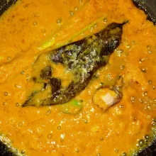 Panaskan minyak masukkan garam, gula pasir, merica bubuk, lengkuas, daun salam, serai, daun jeruk hingga harum lalu sisihkan.