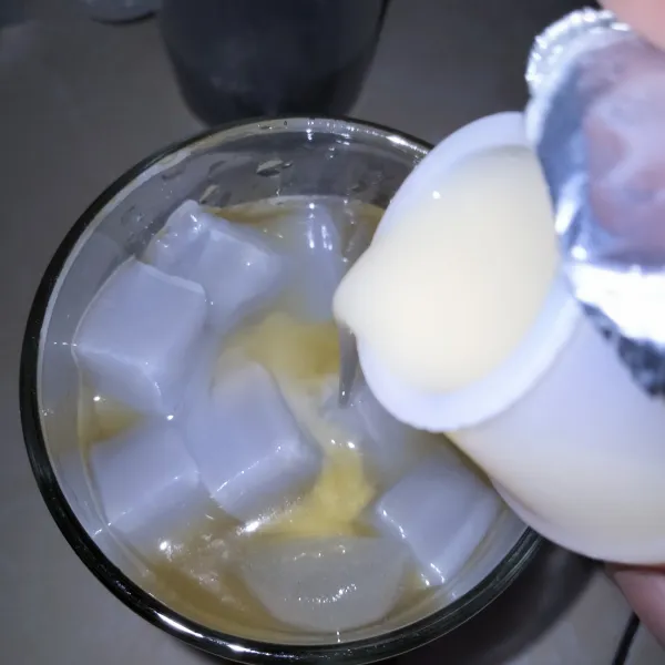 Tuang Yakult ke gelas