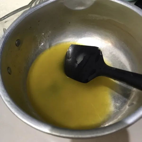 Cairkan margarin lalu tambahkan minyak goreng dan pasta pandan.