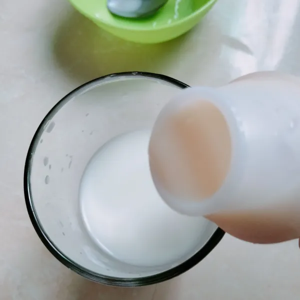 Masukan Yakult ke dalam susu