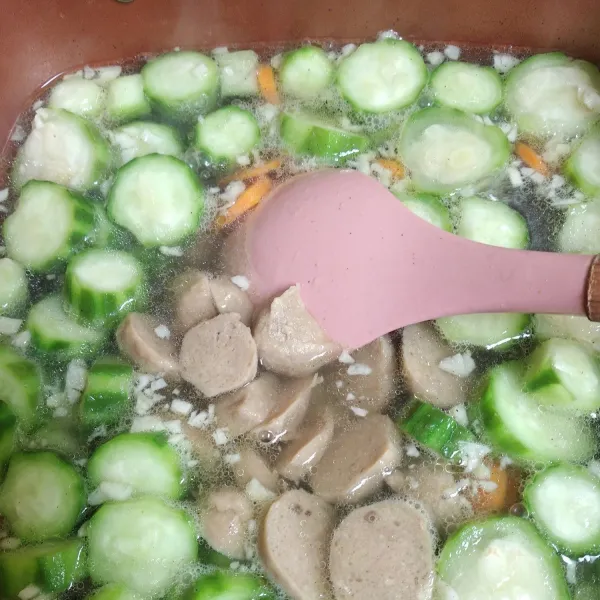 Masukan bakso kemudian tambahkan garam, gula dan penyedap