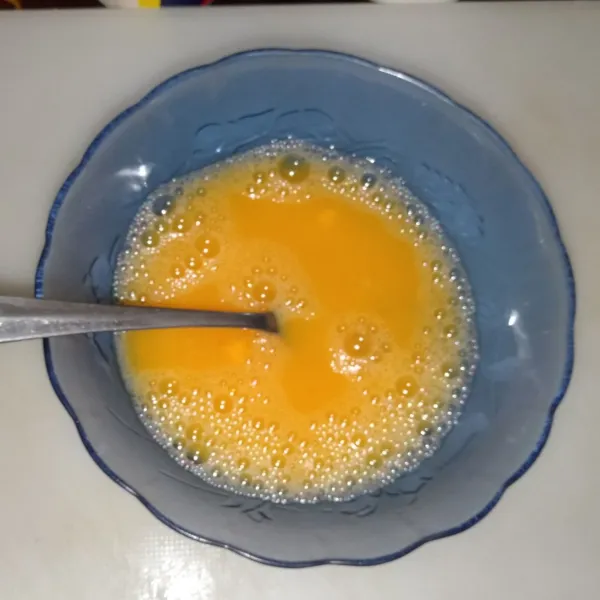 Cara membuat kulit rolade:
Kocok lepas 2 butir telur dan sejumput garam.
