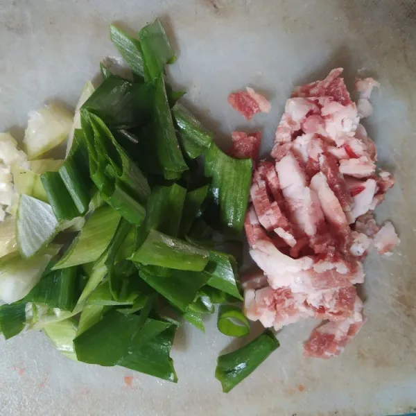 Geprek bawang putih, potong-potong daun bawang dan juga beef slice.