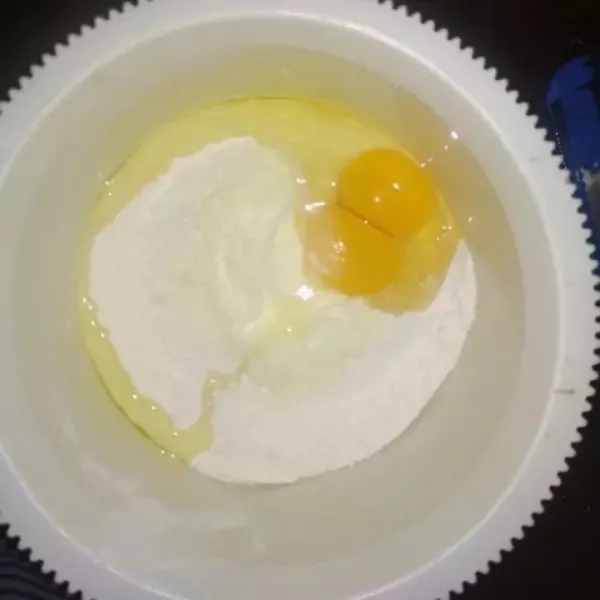 Masukan semua bahan kering dan telur ke dalam wadah, aduk rata.