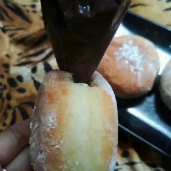 Lalu masukan cream coklat ke dalam piping bag, lalu masukan lagi ke dalam bombolin.