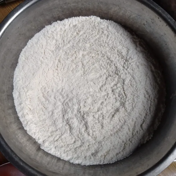 Campur semua bahan kering, aduk rata.