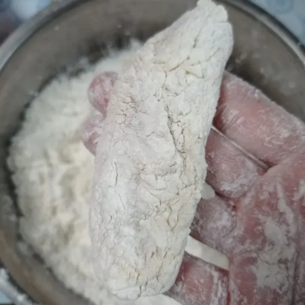 Balur pisang dengan bahan kering, celupkan dalam bahan basah, lalu balur kembali dengan bahan kering sambil diremas pelan-pelan.